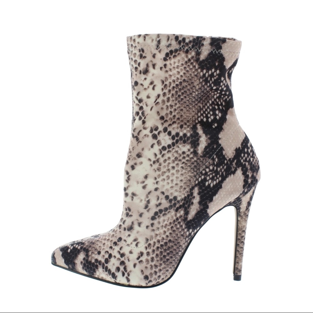Black/off white snakeskin print boot